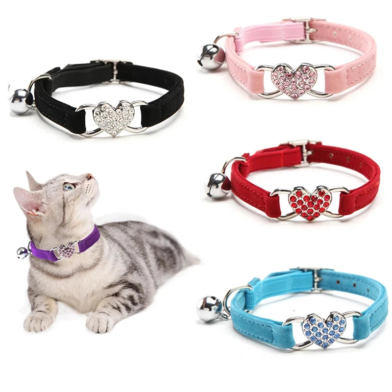 Süßes Katzenhalsband mit Herzanhänger aus Samt und Glöckchen – elastisch und verstellbar für kleine Haustiere
