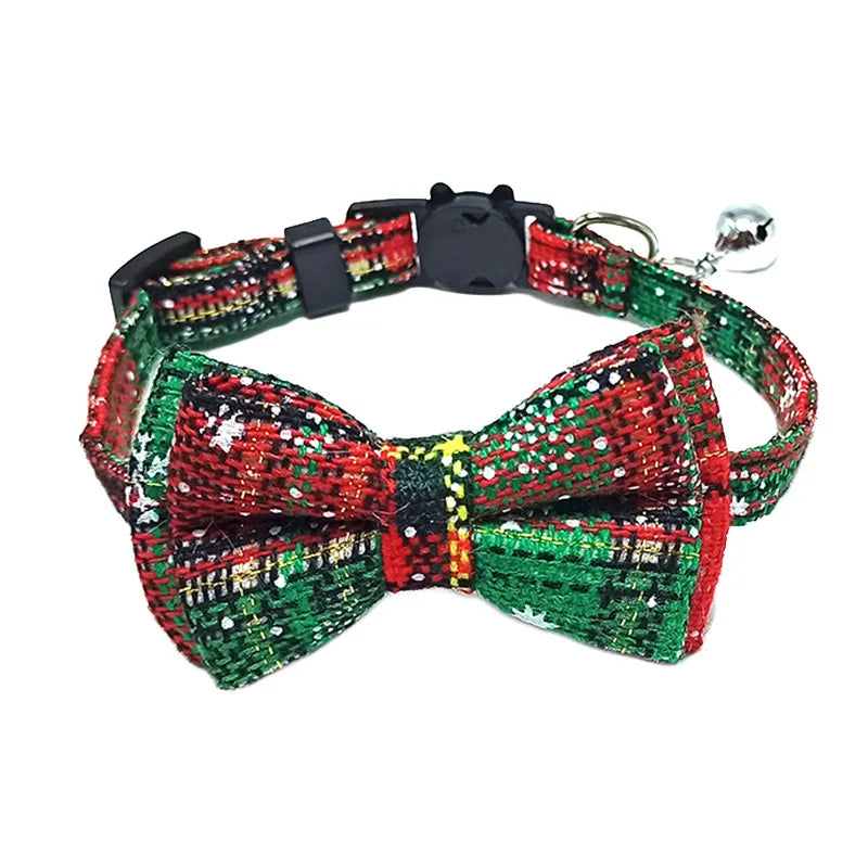 Süßes kariertes Weihnachts-Katzenhalsband mit abnehmbarer Fliege und Glöckchen