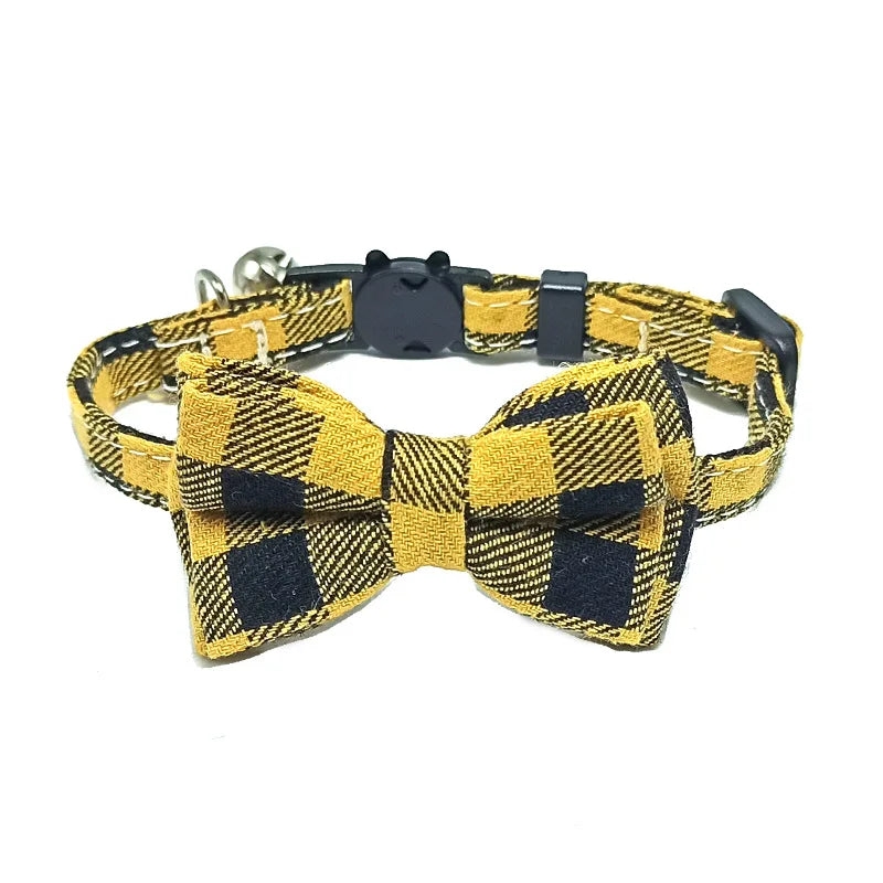 Süßes kariertes Weihnachts-Katzenhalsband mit abnehmbarer Fliege und Glöckchen