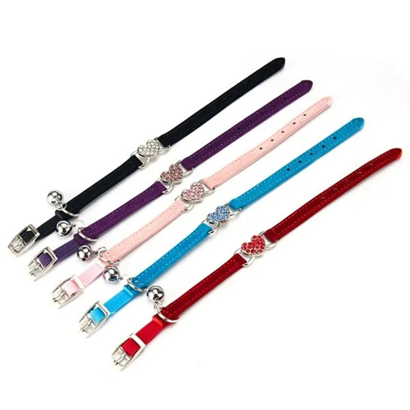 Süßes Katzenhalsband mit Herzanhänger aus Samt und Glöckchen – elastisch und verstellbar für kleine Haustiere