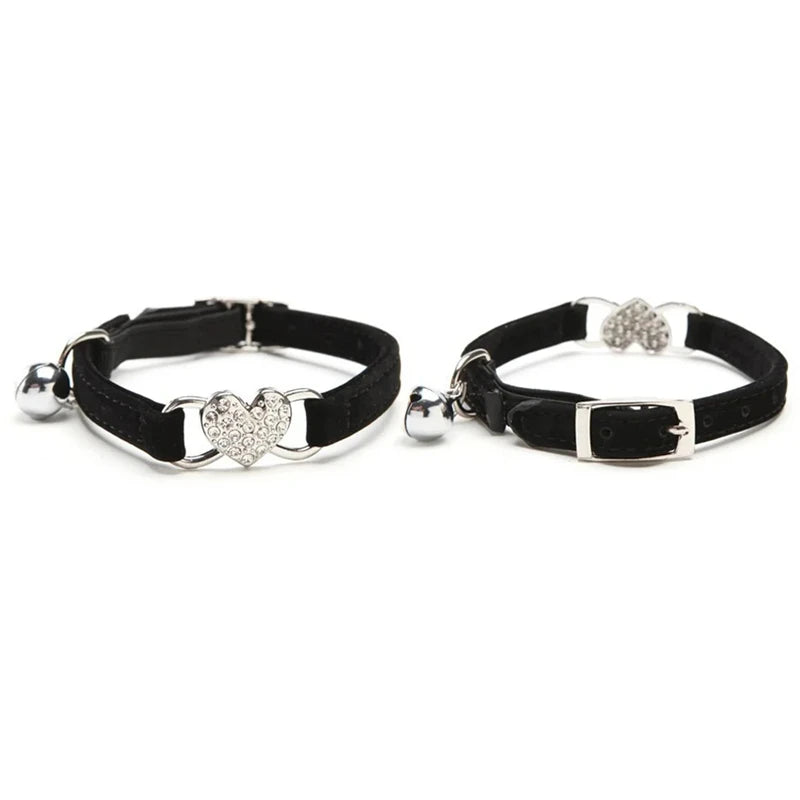 Süßes Katzenhalsband mit Herzanhänger aus Samt und Glöckchen – elastisch und verstellbar für kleine Haustiere
