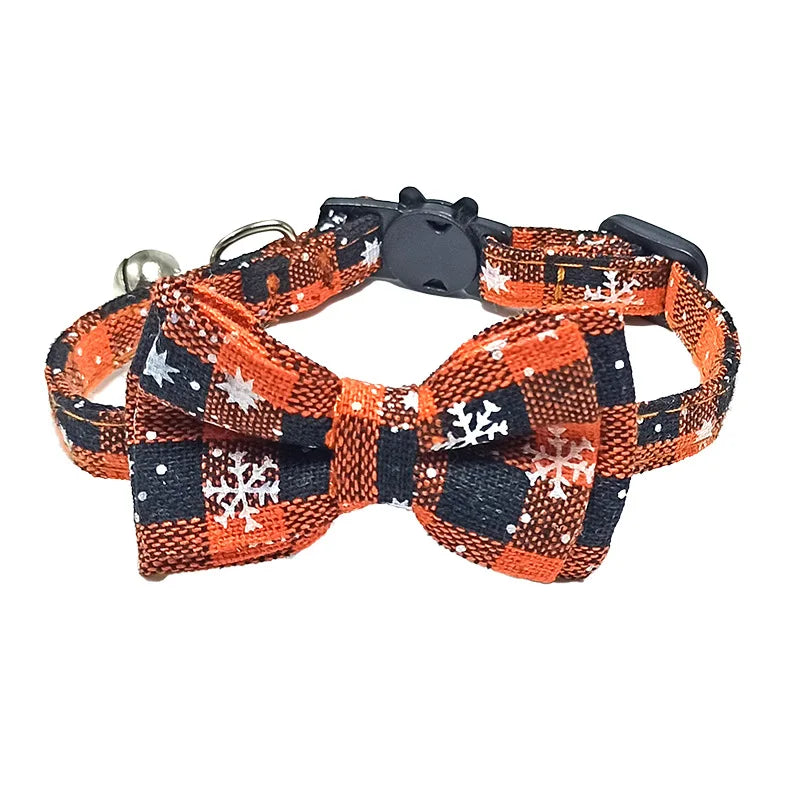 Süßes kariertes Weihnachts-Katzenhalsband mit abnehmbarer Fliege und Glöckchen